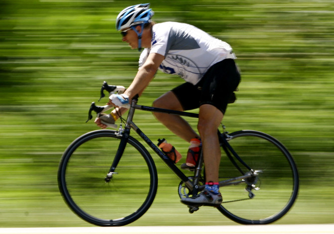 Come appoggiare i piedi sul pedale della bicicletta