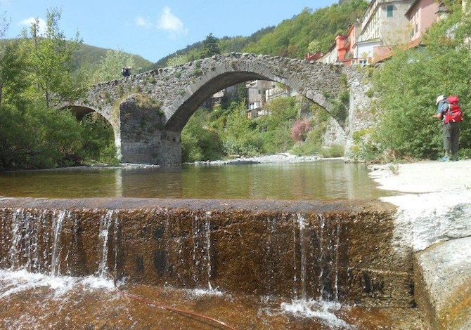 la-nuova-via-italiana-al-cammino-di-santiago-da-aquileia-a-genova-la-via-postumia-cascata