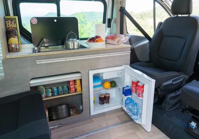 Nissan_Camper_Van_frigo