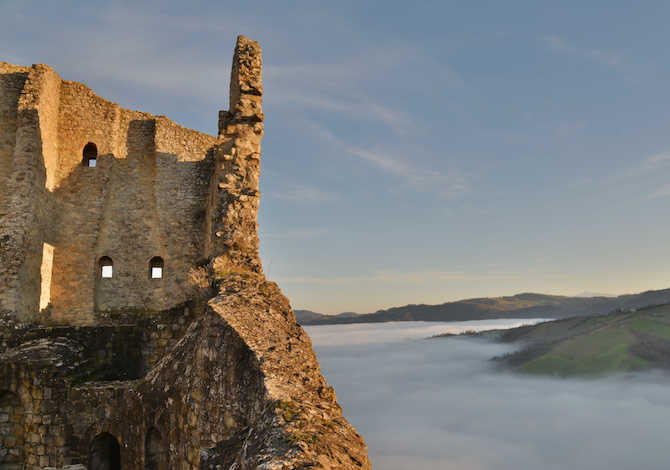 pasqua-i-cammini-da-fare-in-italia-Via-Matildica-del-Volto-Santo-Castello-di-Canossa-e-Museo-Nazionale-Naborre-Camparin pasqua-i-cammini-da-fare-in-italia-Via-Matildica-del-Volto-Santo-Castello-di-Canossa-e-Museo-Nazionale-Naborre-Camparin