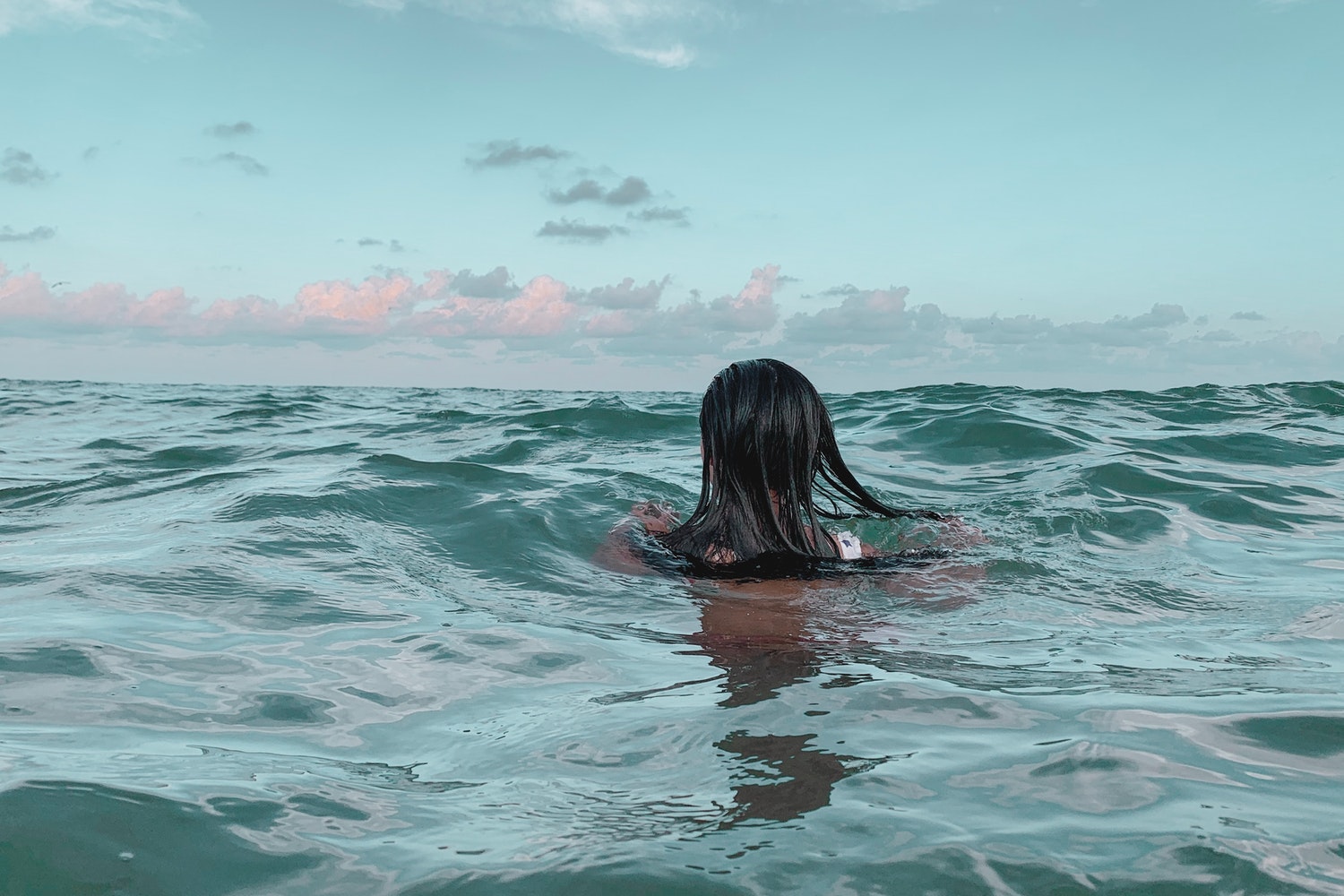 Le differenze tra nuotare in piscina o al mare