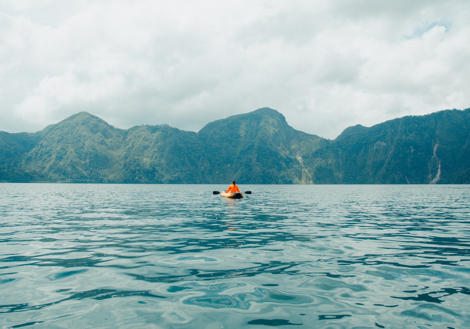 Ma detto questo ci sono numerosi laghi per il kayak, a cominciare da questi 6 che per noi sono i migliori in assoluto per chi vuole organizzare una vacanza con la pagaia in mano in Europa <a href="https://www.sportoutdoor24.mom/sport/sport-acquatici/vacanze-col-kayak-in-europa-dove-andare/" target="_blank" rel="noopener noreferrer">alternativa al mare</a>.