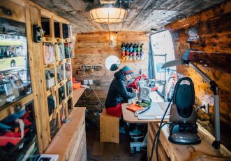 patagonia-insegna-a-riparare-i-vestiti-da-soli-a-casa