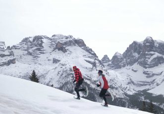 Con le ciaspole da corsa a Madonna di Campiglio