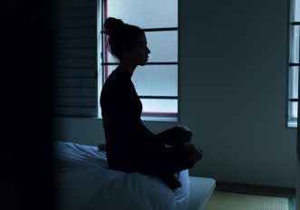 Yoga e insonnia: le posizioni per prendere sonno