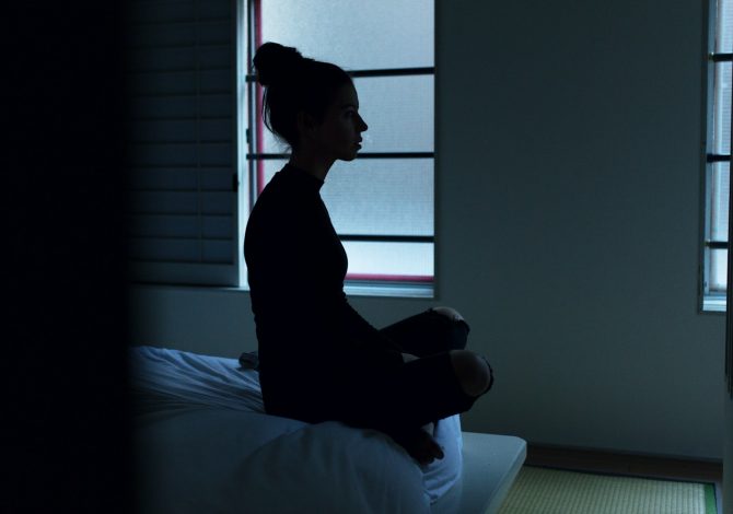 Yoga e insonnia: le posizioni per prendere sonno