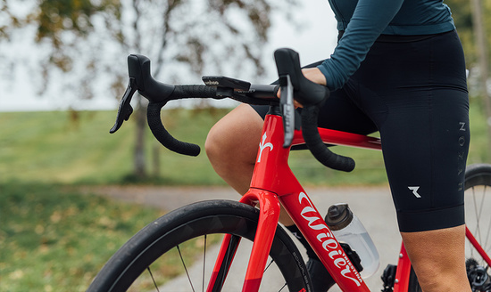 Wilier Triestina Granturismo SLR è stata pensata per esaltare al massimo il rapporto tra prestazioni e comfort. Significa una bici da corsa con cui percorrere tanti chilometri minimizzando lo stress da postura grazie alle speciali geometrie endurance e al sistema ACTIFLEX 2.0, una versione rinnovata del micro ammortizzatore posteriore sviluppato nel 2017 per Cento10 NDR. <h2>Wilier Triestina Granturismo SLR con ACTIFLEX 2.0</h3> Il cuore di Wilier Triestina Granturismo SLR è il sistema di smorzamento delle vibrazioni actiflex20 che permette alla ruota posteriore di avere fino a 5 mm di escursione verticale. La versione 2.0 è l’aggiornamento dell’Actiflex che si trovava su Cento10 NDR, bicicletta che ha vinto l’Eurobike Award nel 2017 e il Reader’s Award della prestigiosa rivista Tour Magazin nel 2018. <h3>Nuovo design, maggiore efficienza</h3> Se sul piano verticale Actiflex 2.0 rende Granturismo SLR morbida e comoda, rigidità torsionale e reattività sono garantite con valori molto vicini a quelli delle bici da competizione di Casa Wilier grazie al ponticello presente sui foderi posteriori e al nuovo posizionamento di Actiflex vicino all’intersezione tubo sella / tubo orizzontale. Nella riprogettazione di Actiflex, uno degli obiettivi principali è stato la ricerca della massima integrazione nel telaio, non solo per un fattore estetico ma per una questione funzionale. Nella nuova posizione, Actiflex è al riparo da sporco, fango, sabbia, piogga: una soluzione ideale per permettere ai quattro cuscinetti di lavorare senza problemi e senza dar pensieri di manutenzione futura. In caso di necessità, le operazioni di smontaggio di Actiflex 2.0 sono agevolate dal sistema di bloccaggio a doppia vite. <h3>Due tipologie di elastomero</h3> L’escursione della ruota posteriore è regolata da un elastomero in materiale viscoelastico. Nei modelli allestiti con Dura Ace Di2 12V e Sram Red AXS l’elastomero viene sostituito con una versione a reticolo adattivo in stampa 3D, soluzione che permette di risparmiare ulteriori 20 grammi al peso complessivo del telaio. <h3>Geometrie racing comfort</h3> Le geometrie del telaio giocano un ruolo fondamentale quando parliamo di #bici endurance. Per garantire il massimo livello di racing e comfort dobbiamo considerare proporzioni diverse tra i tubi del telaio. Abbiamo una posizione leggermente più corta (il reach è minore se paragonato a quello di bici con geometrie racing tradizionali) e più alta (uno stack maggiore rispetto alle geometrie racing). Questa combinazione di reach & stack ci permette di avere una posizione comoda pur senza adoperare alcun distanziale tra l’attacco manubrio e il telaio. Quante volte vediamo ciclisti che pedalano con bici puramente racing con diversi centimetri di distanziali allo sterzo? Con Granturismo SLR il look della bicicletta sarà armonioso, proporzionato, bilanciato e allo stesso tempo racing. <h3>Carbonio di alta gamma</h3> Il mix di carbonio di Wilier Triestina Granturismo SLR è l’HUS-MOD integrato con il Liquid Crystal Polymer, la speciale fibra usata tra le maglie di carbonio che aggiunge elasticità sul piano verticale e allo stesso tempo aumenta la rigidità torsionale. Questa soluzione è anche ampiamente usata sui prodotti di alta gamma come Filante SLR e Wilier 0 SLR. <h3>Aerodinamica anche nel mondo endurance</H3> Quando parliamo di lunghe distanze, parliamo di tante ore passate in sella. Anche se con Granturismo SLR non cerchiamo la massima performance per le competizioni, è evidente che anche in una bici di questo tipo l’aerodinamica ha la sua importanza. Anche un piccolo accorgimento e miglioramento, nell’economia delle tante ore in sella, ti può far risparmiare parecchi Watt. Per fare questo abbiamo mutuato diverse caratteristiche di derivazione Filante SLR (la nostra bici aero per la competizione). Oltre alla sezione dei tubi ottimizzata, abbiamo tenuto in considerazione la testa della forcella molto larga, l’uso del manubrio monoscocca integrato, l’integrazione totale dei cavi. <h3>Passaggio ruota</H3> Avere la testa della forcella ampia permette, oltre che a beneficiare in termini di aerodinamica, avere un passaggio ruota generoso. Wilier Triestina Granturismo SLR permette di installare ruote con coperture a larghezza massima di 32 mm, un valore perfetto per questa bici moderna dal DNA endurance. <h3>Supporto deragliatore rimovibile</H3> Il supporto deragliatore è rimovibile, come su Rave SLR. Secondo la nostra visione, in un futuro non troppo lontano siamo convinti che si affermerà sempre più l’uso di gruppi 1x anche sui prodotti da strada non usati per la competizione. In caso di gruppo 1x, il supporto deragliatore si sostituisce con una piastrina piatta per mantenere il look pulito anche senza il deragliatore anteriore. <h3>Manubrio in carbonio monoscocca</h3> Granturismo SLR usa il manubrio monoscocca che montiamo abitualmente sulla bici ammiraglia da salita, Wilier 0 SLR. 0 bar ha un’impugnatura ergonomica, tondeggiante e meno impegnativa rispetto alla corrispondente aero Filante bar e si adatta perfettamente al telaio grazie agli spessori, che sono gli stessi usati su Filante SLR. Ricordiamo che il manubrio monoscocca 0 Bar permette di accogliere e indirizzare i cavi freno e comando all’interno del telaio, nascondendoli all’attrito con l’aria e donando a Granturismo SLR un design pulito ed essenziale, tipico dei prodotti Wilier Triestina di alta gamma. Va detto che Granturismo SLR è comunque compatibile con tutti i manubri monoscocca e componibili prodotti da Wilier Triestina. <h3>Distanziali Easy-Fit</h3> I distanziali interposti tra il tubo sterzo del telaio e il manubrio sono in materiale composito ad alta rigidità, con una particolare cavità dedicata al passaggio dei cavi. Sono composti da due parti così da consentirne un rapido montaggio e smontaggio, senza interferire con i cavi che scorrono tra manubrio e telaio.