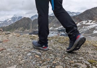 Per evitare i dolori ai piedi è meglio se allacci così gli scarponi da escursionismo