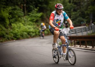La pazza gara di bici in salita per veri eroi, le foto
