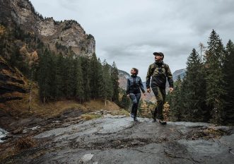 Come vestirsi a cipolla durante le escursioni in montagna
