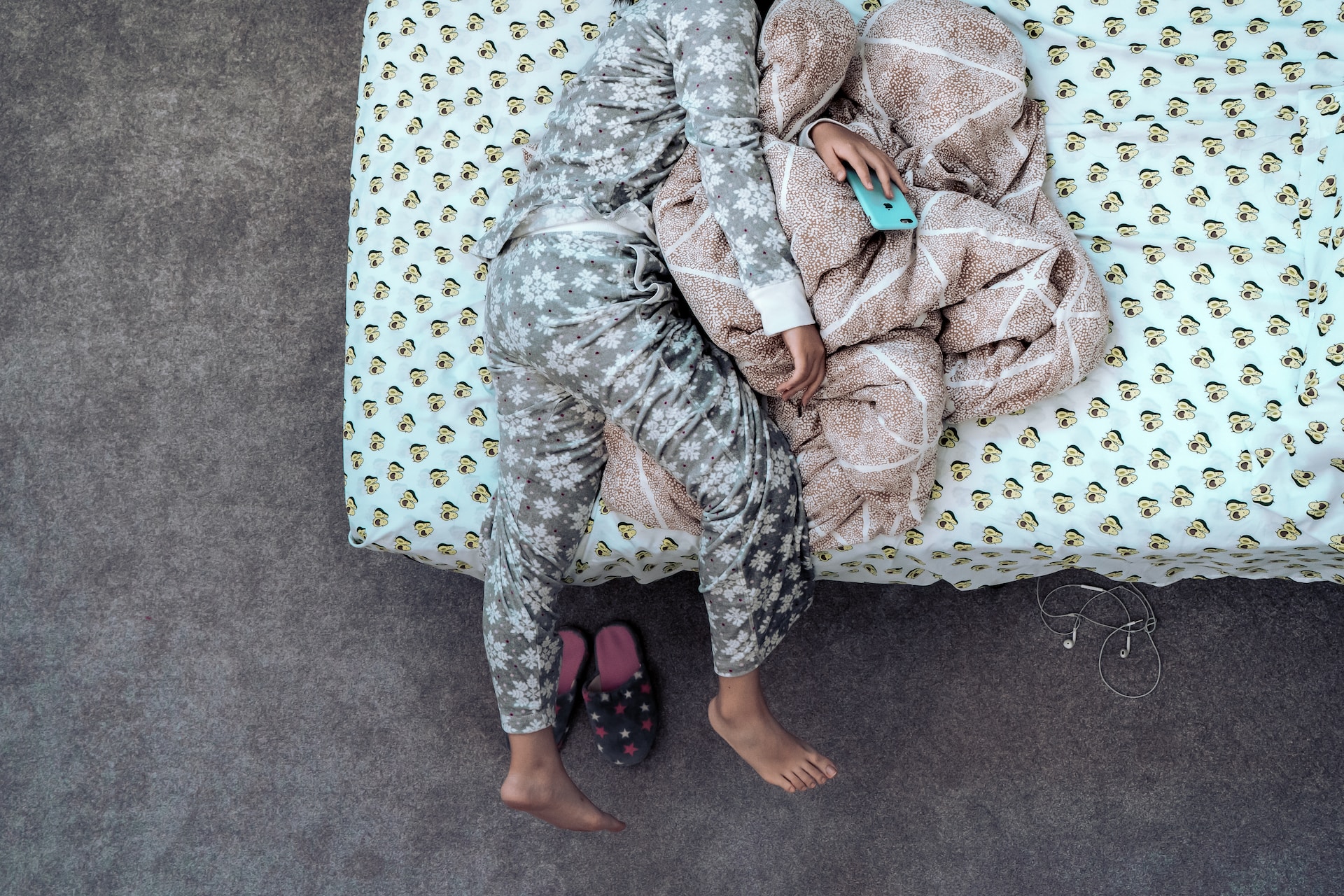 Perché fare snooze con la sveglia ti rovina la giornata (e fa male al cervello)