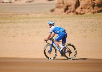 in-bici-in-arabia-saudita-nel-deserto-ad-al-ula