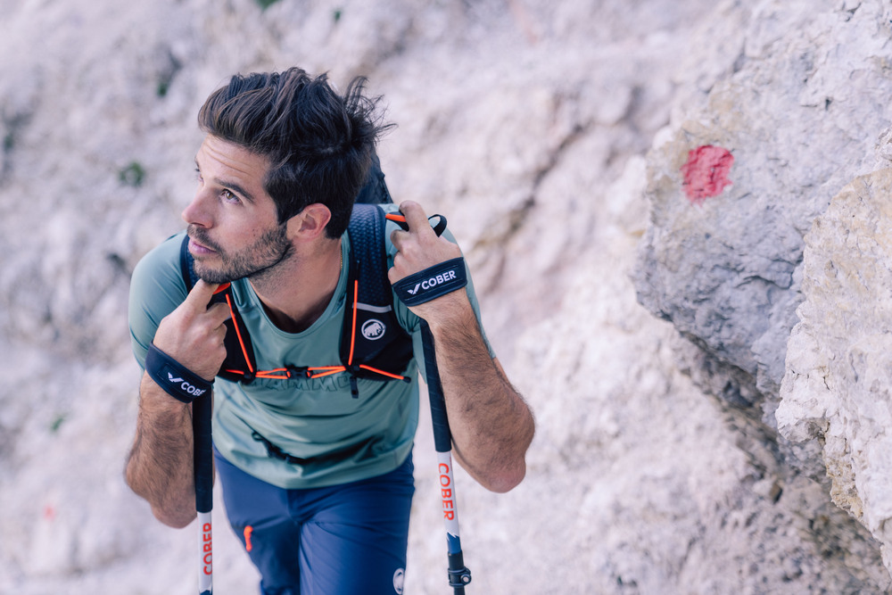 Perché usare i bastoncini nei trekking in montagna? Per questi 3 motivi