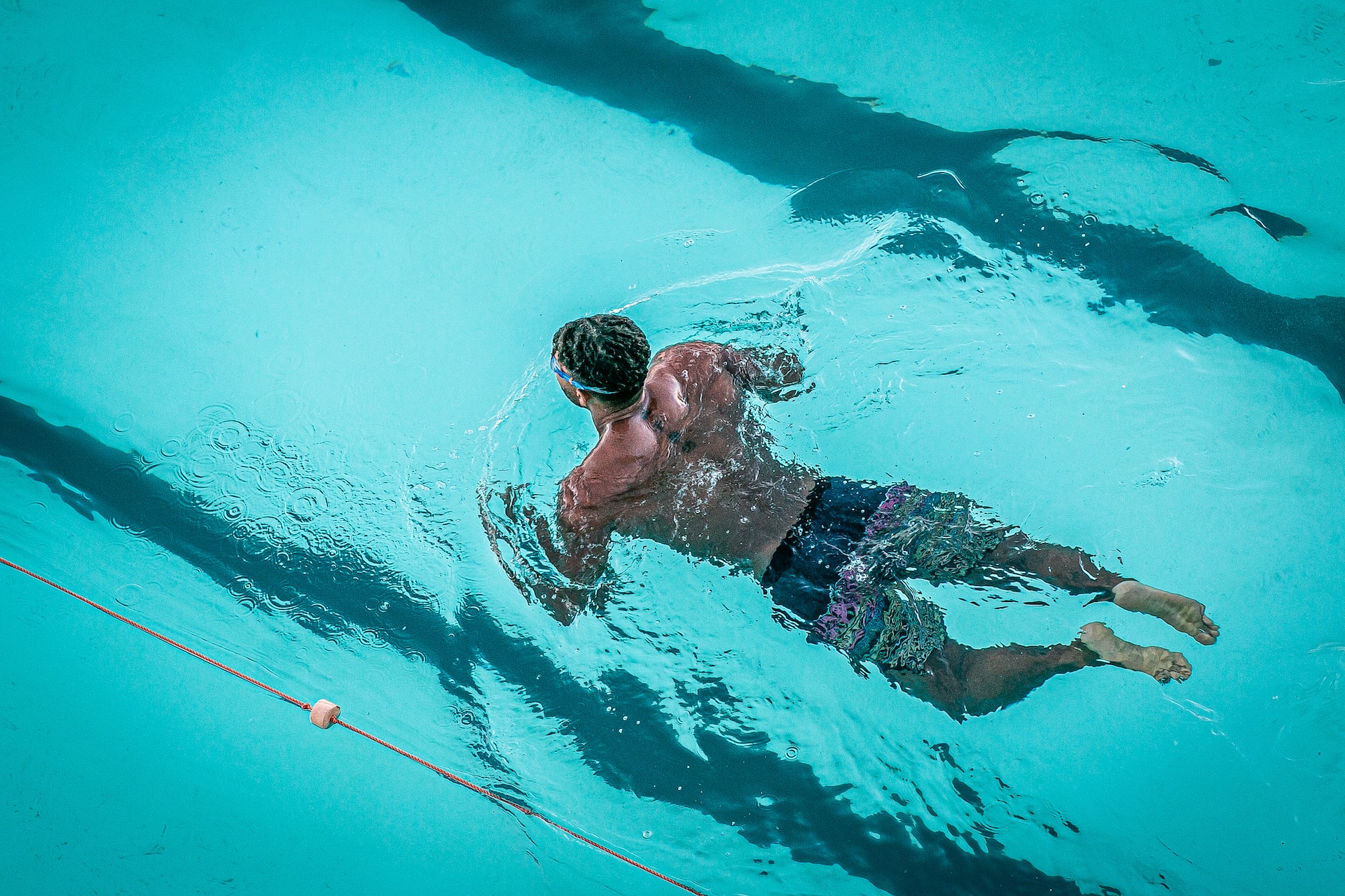 Perché dovresti andare in piscina proprio adesso che arriva l'inverno