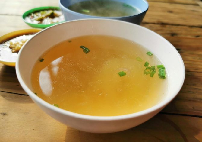 Dal brodo di pollo alla spremuta: davvero sono un rimedio per influenza e raffreddore? Cosa dice la scienza