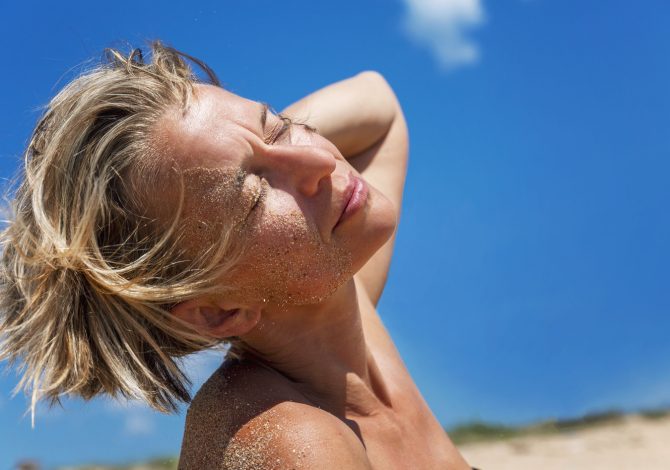 Sei in spiaggia e ti danno fastidio gli occhi? Ecco cosa fare (e cosa NON fare!)