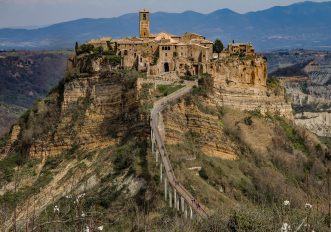 CIVITA DI BAGNOREGIO – La città che muore, sospesa sul tufo, dove ogni passo sembra sfiorare il confine tra realtà e leggenda.