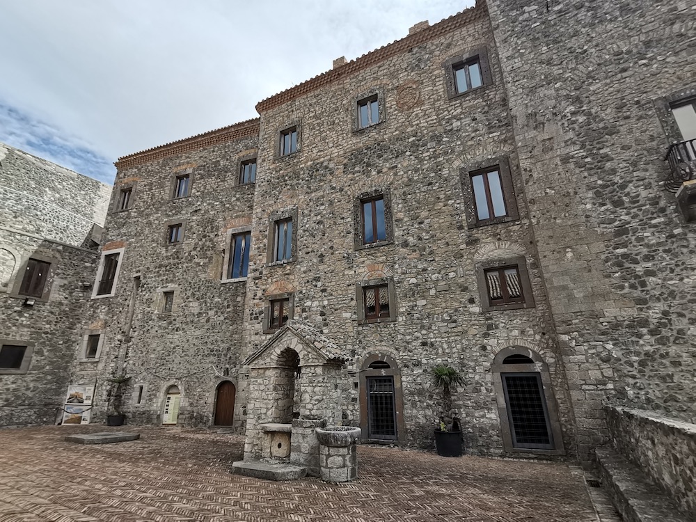 Cortile_del_Castello_di_Melfi