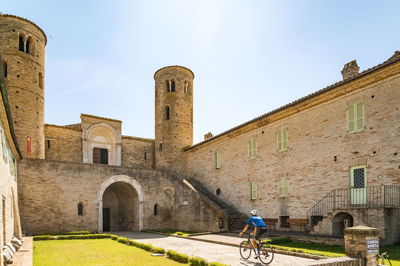 Le Marche in un colpo di pedale: 800 km di itinerari da vivere lentamente