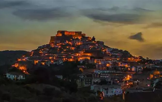 rocca-imperiale-notte-borgo