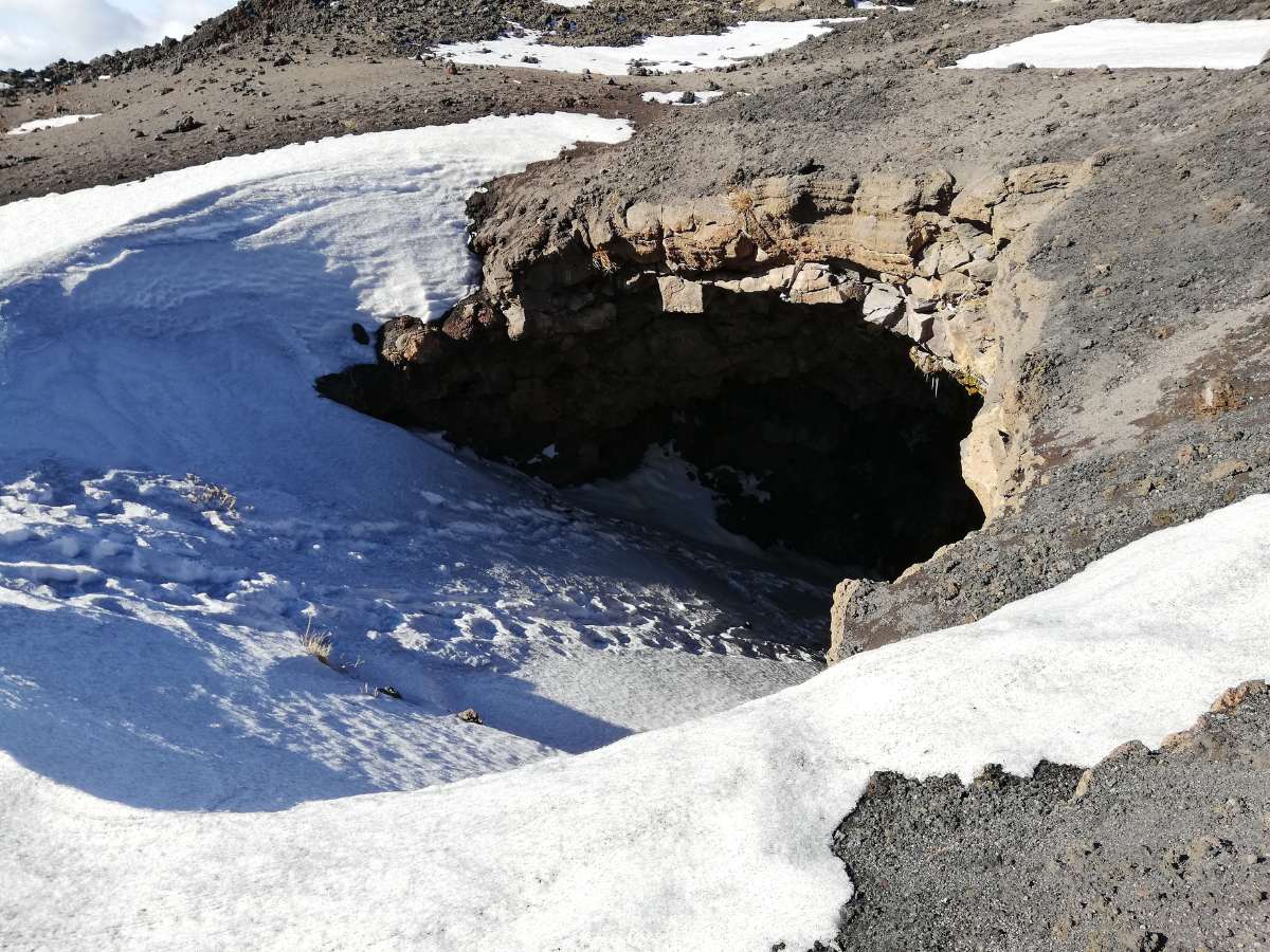 Entrata della Grotta del Gelo
