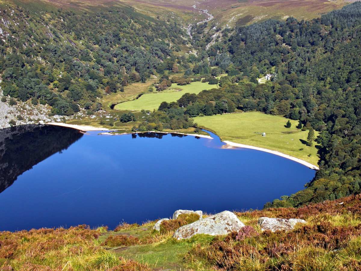 Lough Tay con il sole, Irlanda