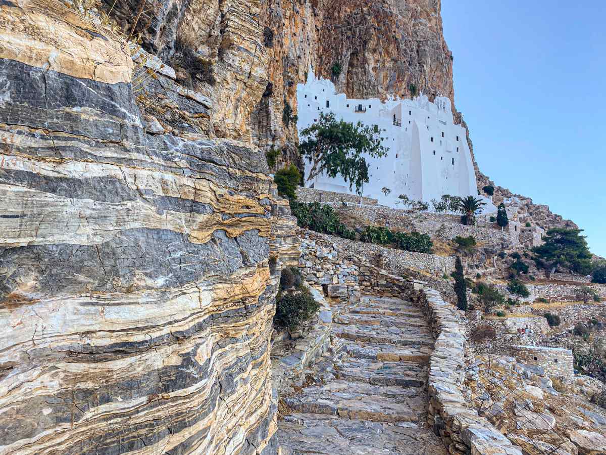 La scalinata del Monastero di Panagia Hozoviotissa