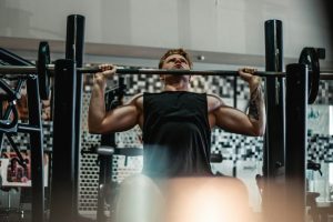 Pesi o ripetizioni? In palestra non è il carico a farti diventare più forte