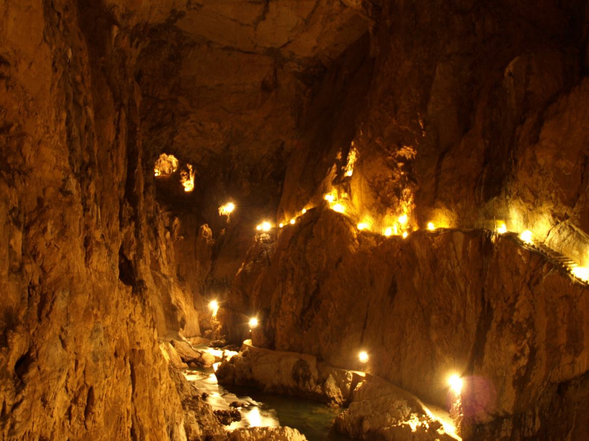 Fiume Reka, Grotte di San Canziano