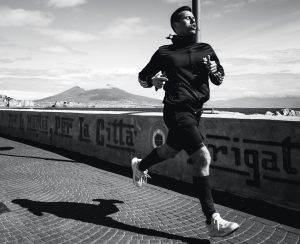 Non fare sempre la stessa attività sportiva: la scienza spiega perché la varietà è il segreto di benessere e longevità