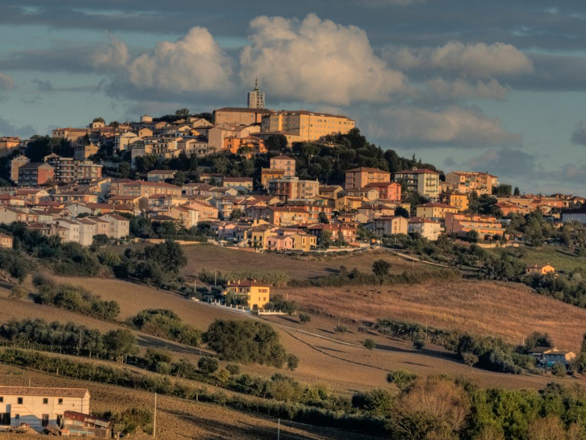 Il borgo di Camerano nelle Marche