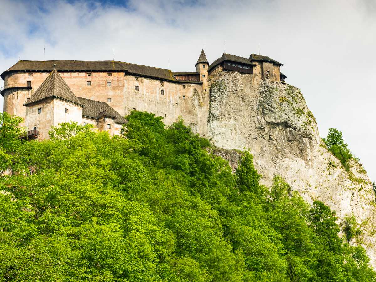 Il Castello di Orava che nasce dalla roccia