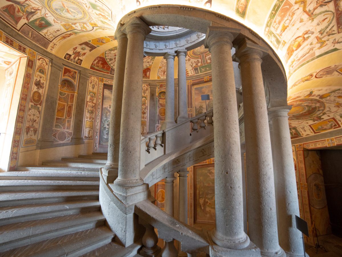 La maestosa scala di Palazzo Farnese