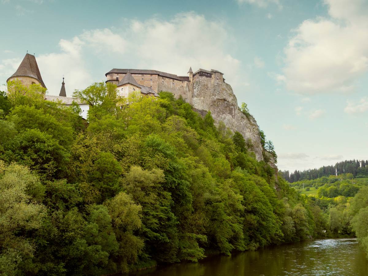Il Castello di Orava a picco sul fiume