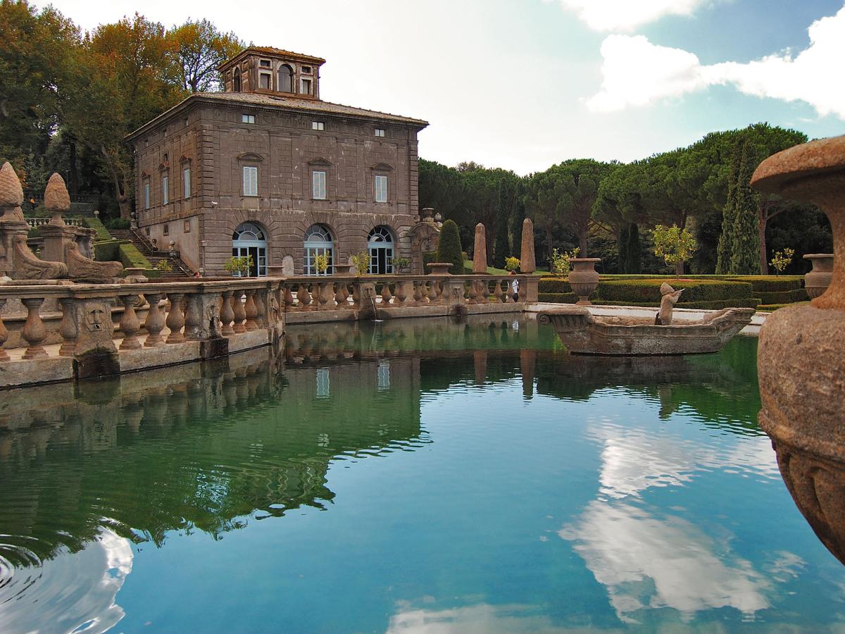 Camminando tra i palazzi di Villa Lante