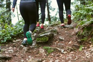 Camminare in salita brucia davvero più calorie