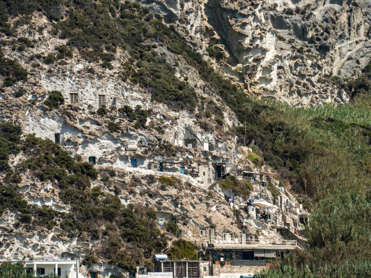 Case-grotta di Palmarola