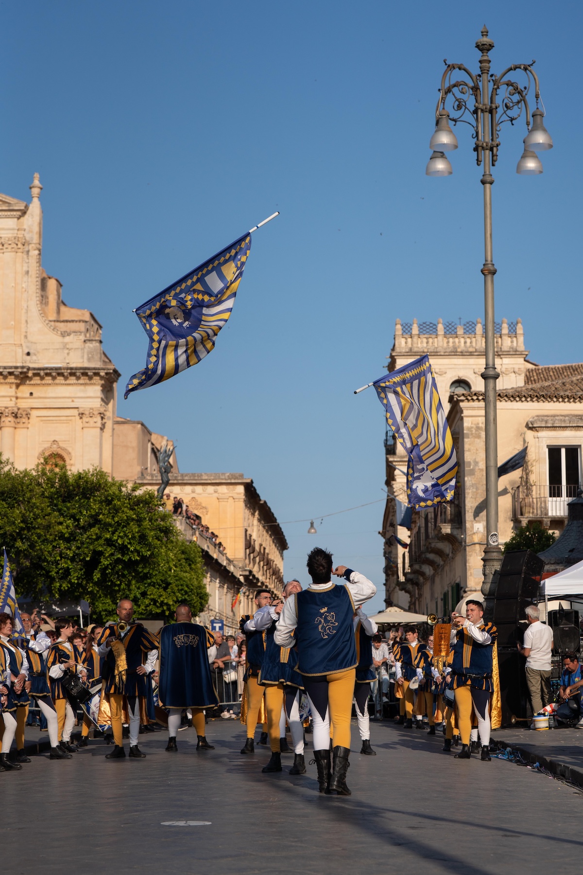 infiorata-noto-sicilia-weekend-corteo
