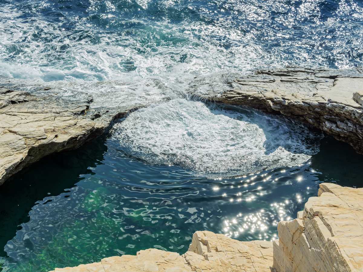 Onde che si infrangono sulla Lacrima di Afrodite