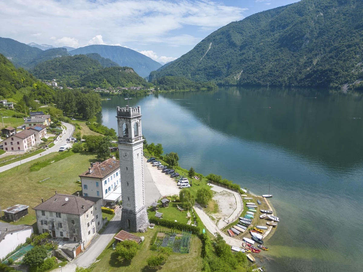 Lago del Corlo borgo