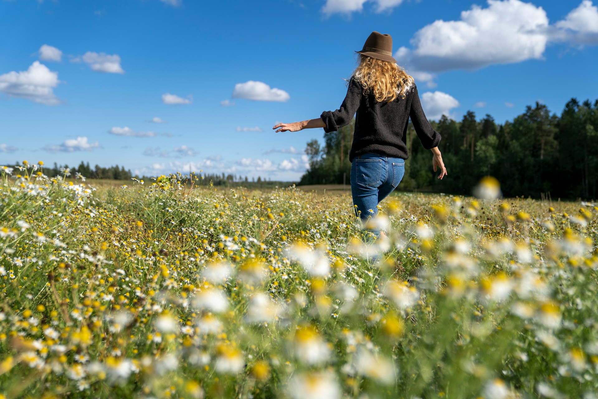 Integratori di primavera: cosa serve davvero a chi riprende a muoversi (e cosa è solo rumore)