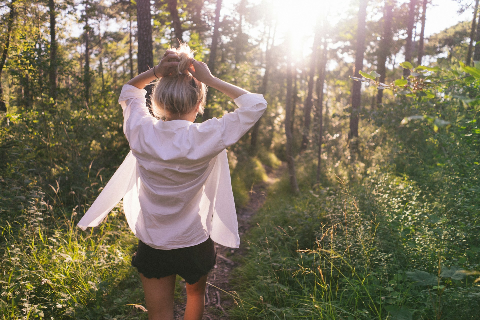 Integratori di primavera: cosa serve davvero a chi riprende a muoversi (e cosa è solo rumore)
