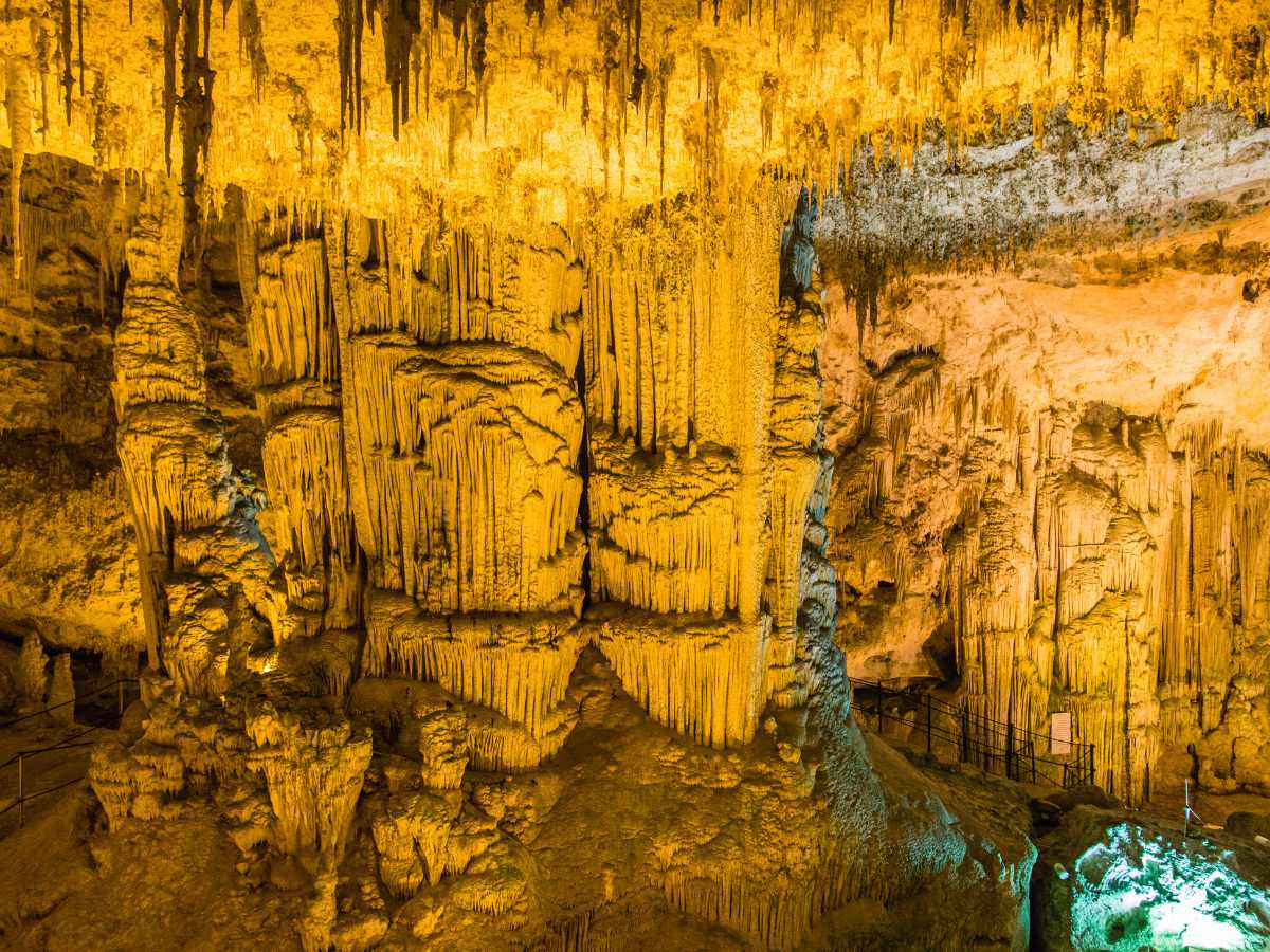 Tra le sale della Grotta di Nettuno