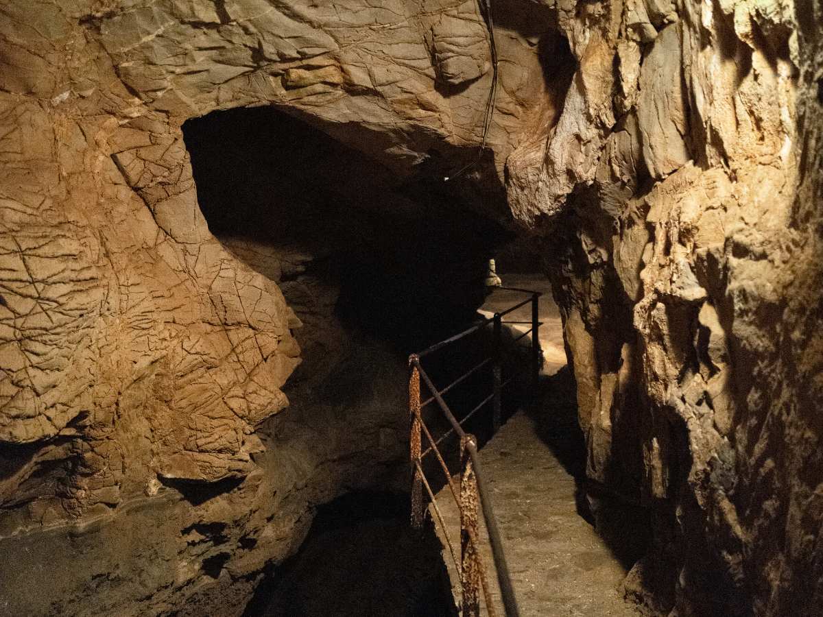 Dentro la Grotta di San Giovanni d'Antro