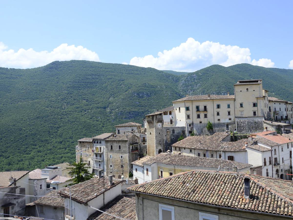 Borgo di Fontecchio in Abruzzo