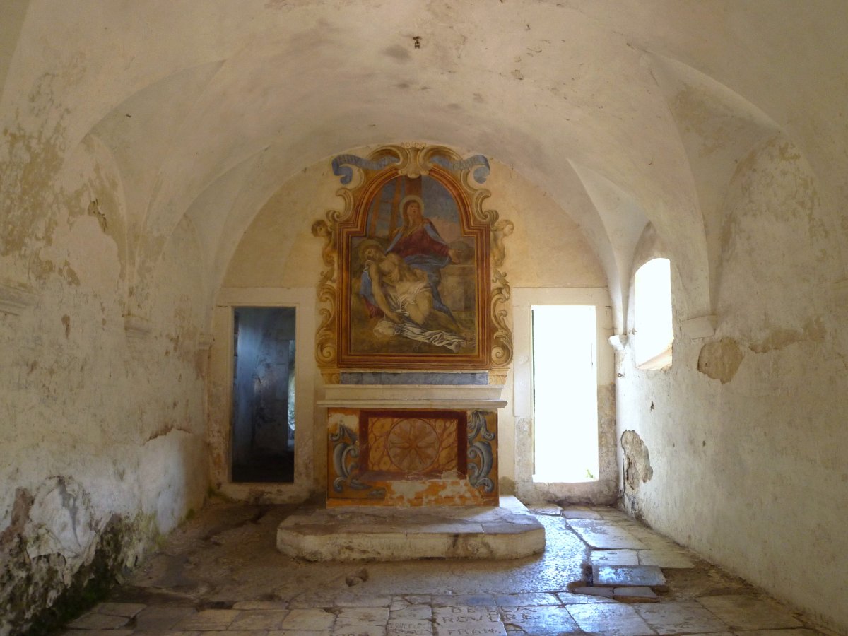 Dentro l'Eremo di Santo Spirito a Majella a Roccamorice