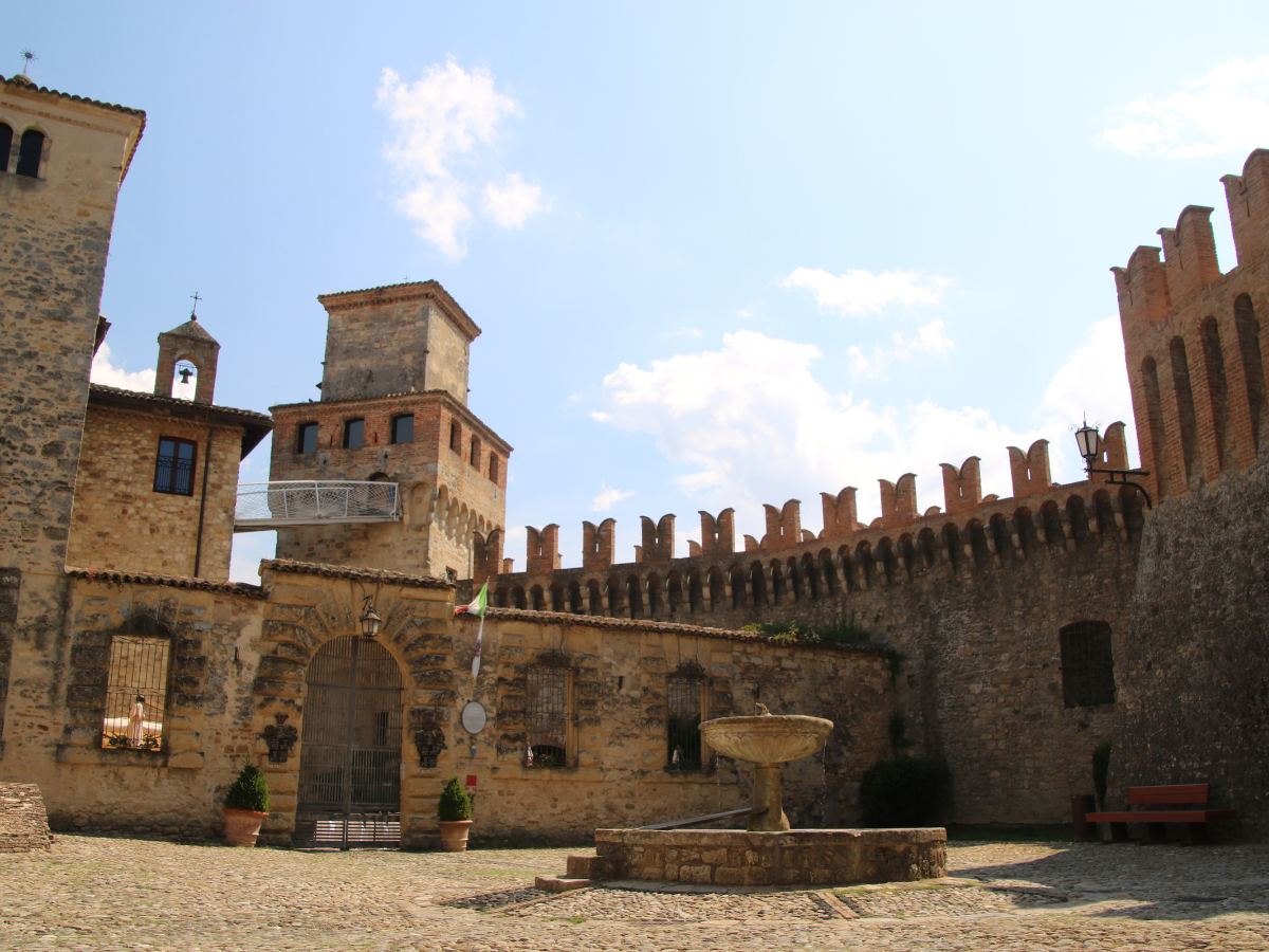 Dentro il Castello di Vigoleno, Emilia-Romagna