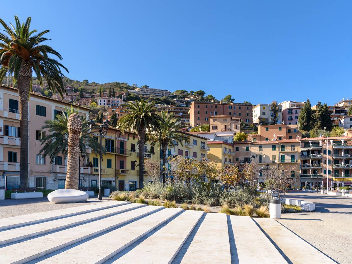 Passeggiando nella colorata Porto Santo Stefano