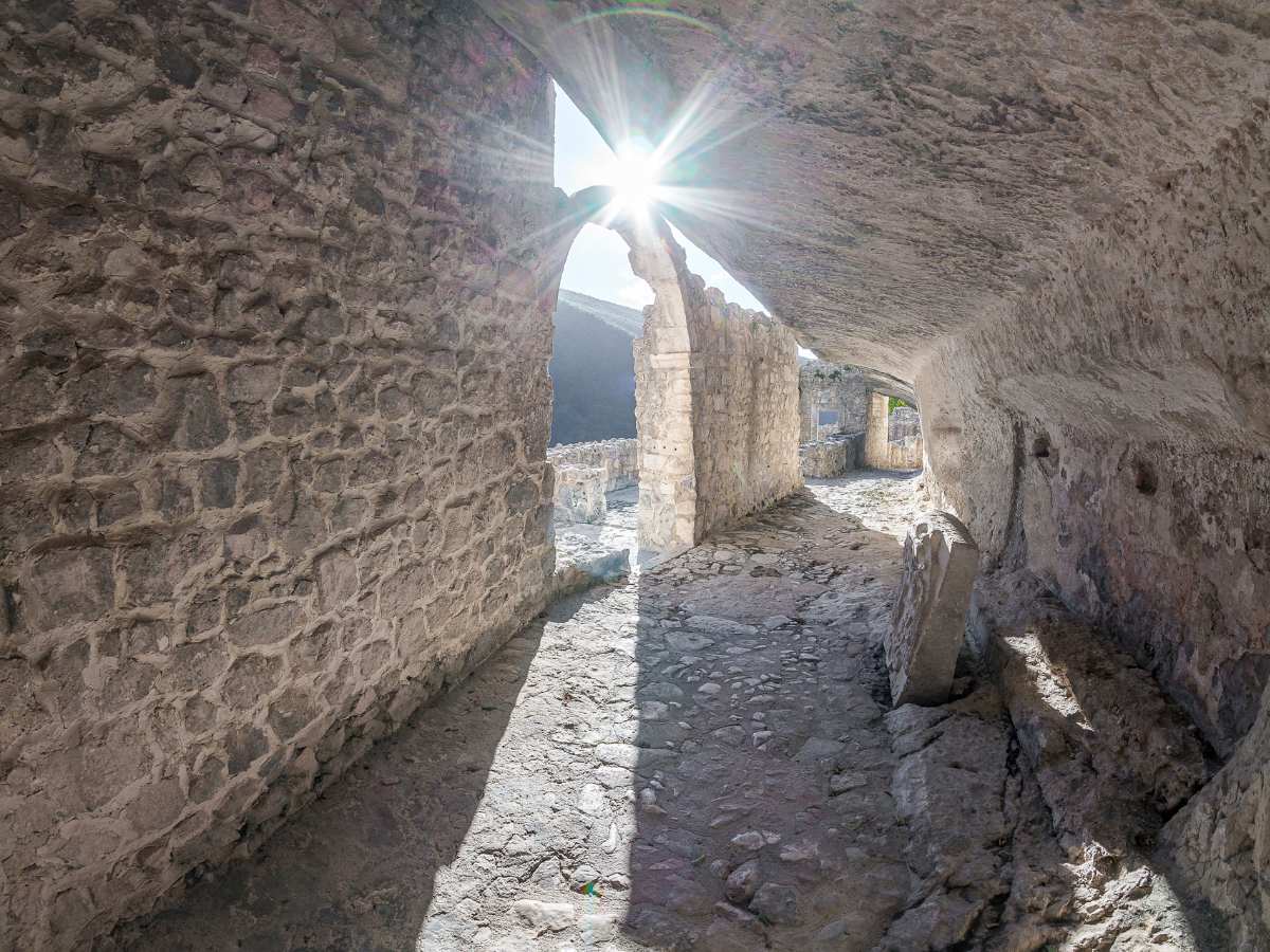 Pietra e sole nell'Eremo di Santo Spirito a Majella