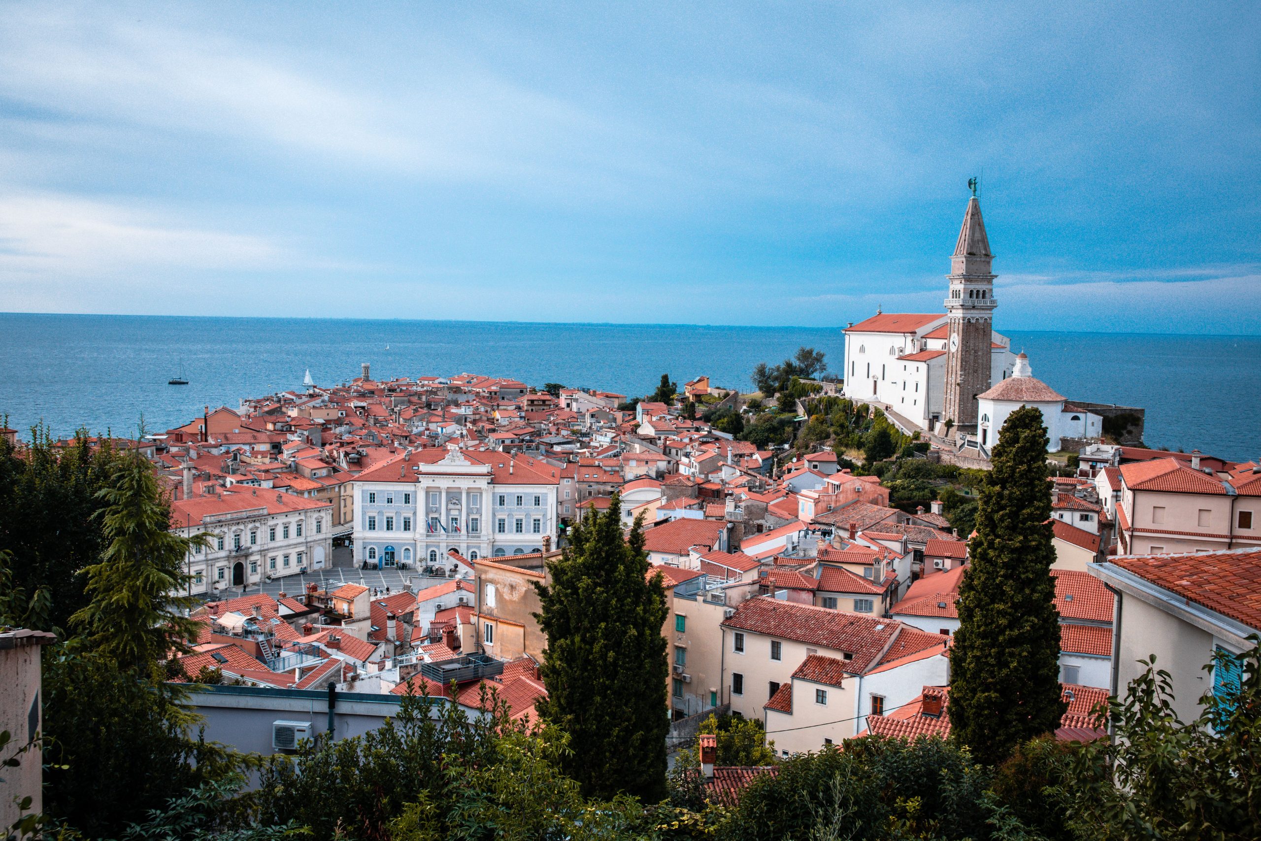 vista panoramica costa slovena con borgo medievale sul mare